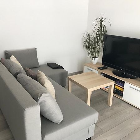 Prijemny Apartman Krovi V Rodinnem Domku Se Sdilenym Bazenem, Terasou A Zahradou 외부 사진