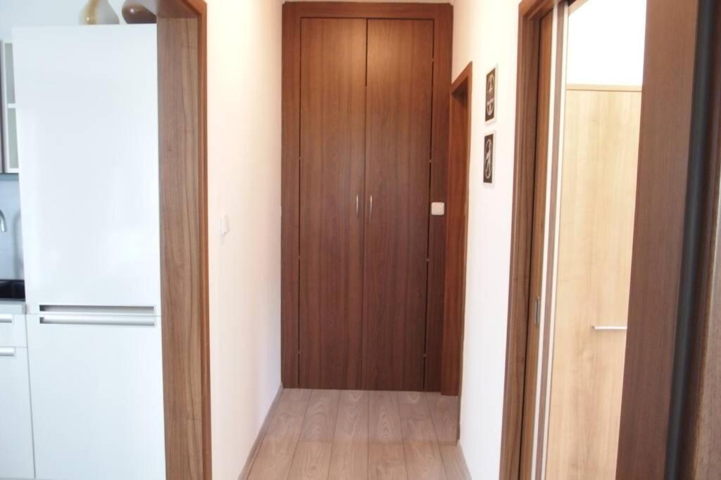 Prijemny Apartman Krovi V Rodinnem Domku Se Sdilenym Bazenem, Terasou A Zahradou 외부 사진