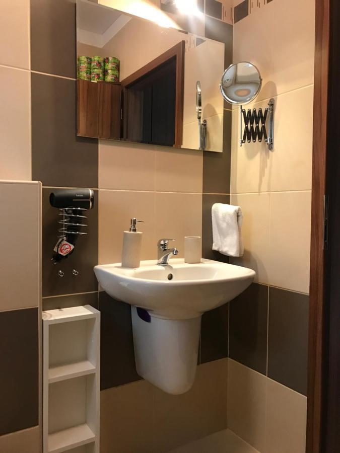 Prijemny Apartman Krovi V Rodinnem Domku Se Sdilenym Bazenem, Terasou A Zahradou 외부 사진
