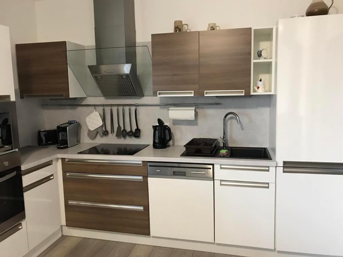 Prijemny Apartman Krovi V Rodinnem Domku Se Sdilenym Bazenem, Terasou A Zahradou 외부 사진