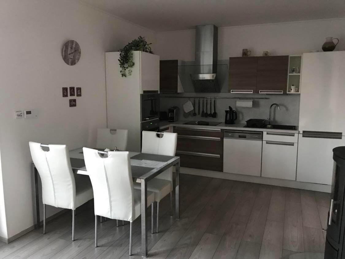 Prijemny Apartman Krovi V Rodinnem Domku Se Sdilenym Bazenem, Terasou A Zahradou 외부 사진