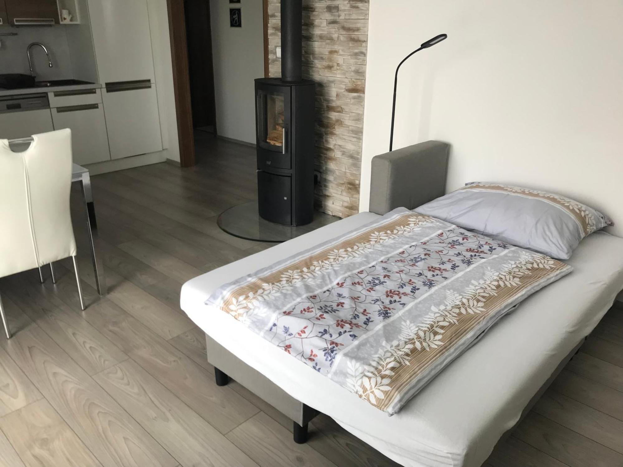 Prijemny Apartman Krovi V Rodinnem Domku Se Sdilenym Bazenem, Terasou A Zahradou 외부 사진