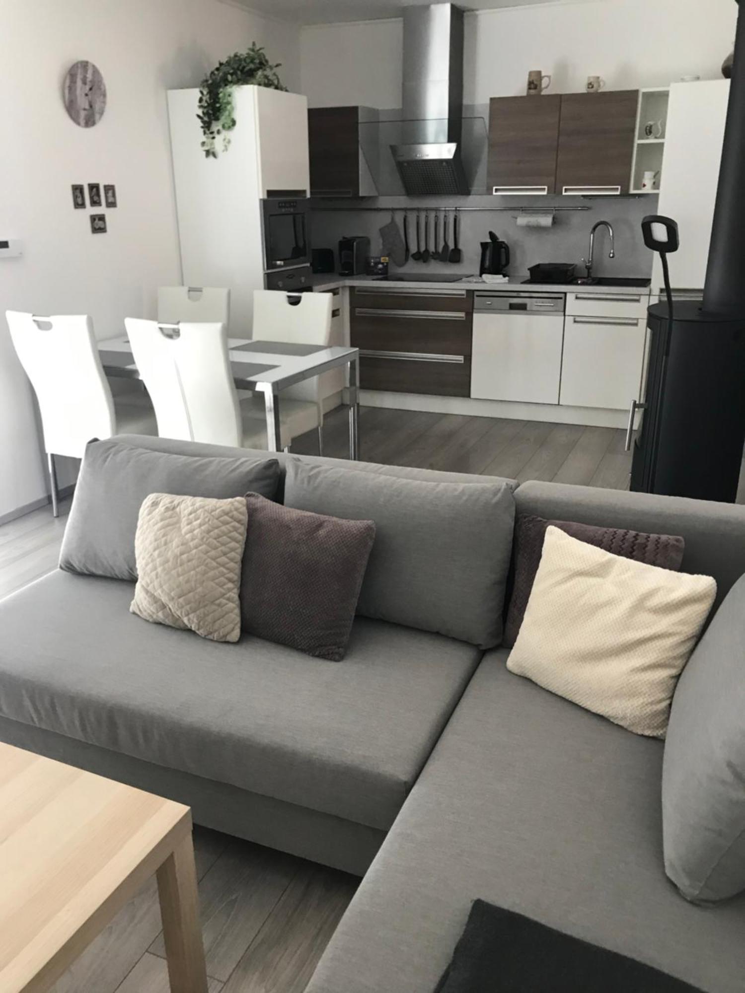 Prijemny Apartman Krovi V Rodinnem Domku Se Sdilenym Bazenem, Terasou A Zahradou 외부 사진
