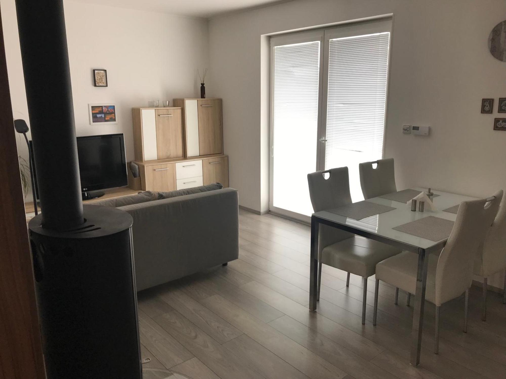 Prijemny Apartman Krovi V Rodinnem Domku Se Sdilenym Bazenem, Terasou A Zahradou 외부 사진