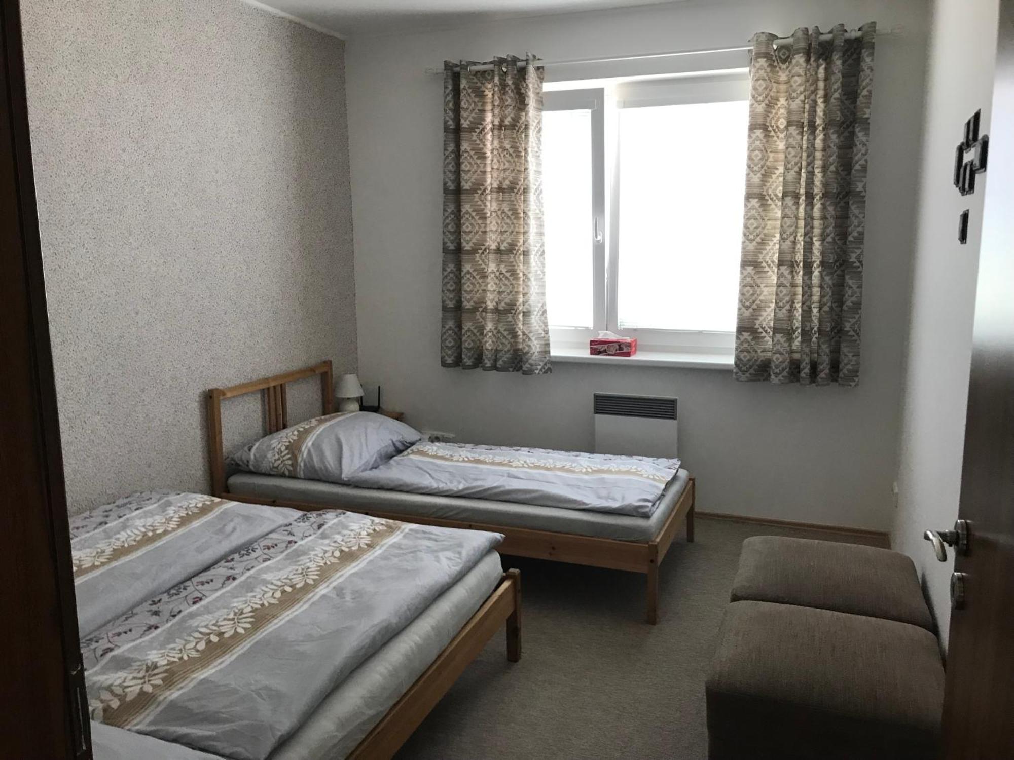 Prijemny Apartman Krovi V Rodinnem Domku Se Sdilenym Bazenem, Terasou A Zahradou 외부 사진